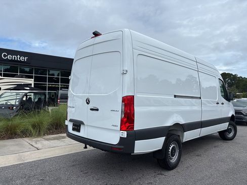Used 2024 Mercedes-Benz Sprinter 2500 image 3
