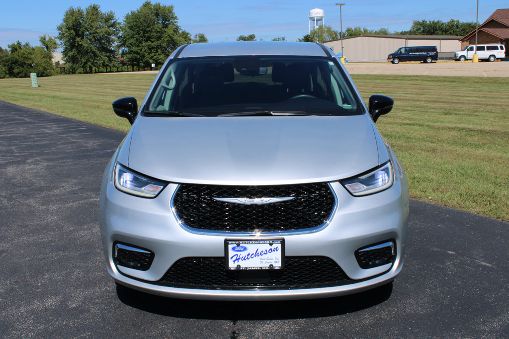 Used 2024 Chrysler Pacifica Touring-L FWD image 2
