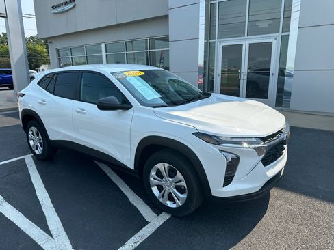 Used 2026 Chevrolet Trax LS FWD image 1