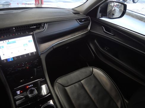 Used 2023 Jeep Grand Cherokee Limited w/ Luxury Tech Group II image 11