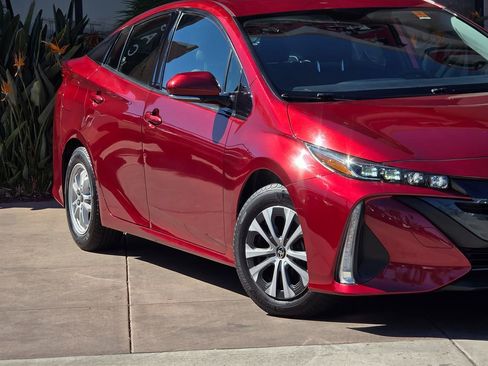 Used 2020 Toyota Prius Prime LE image 4