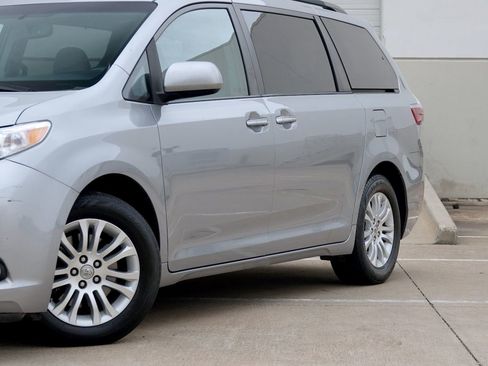 Used 2017 Toyota Sienna XLE FWD image 23