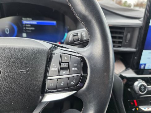 Used 2023 Ford Explorer Platinum w/ Premium Technology Package image 17
