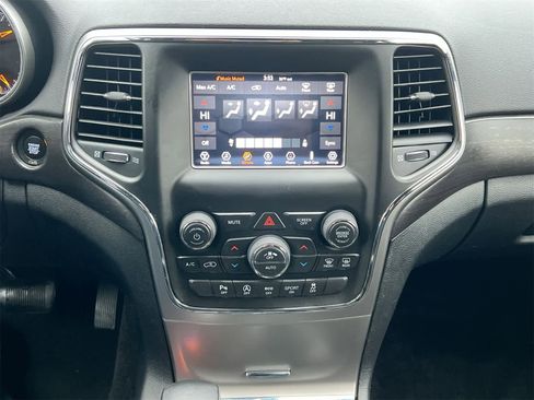 Used 2018 Jeep Grand Cherokee Laredo image 26