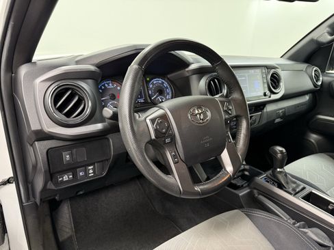 Used 2022 Toyota Tacoma TRD Off-Road image 11