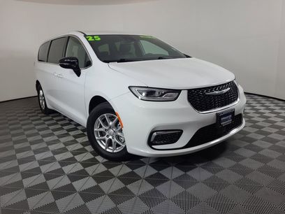 Used 2025 Chrysler Pacifica Select