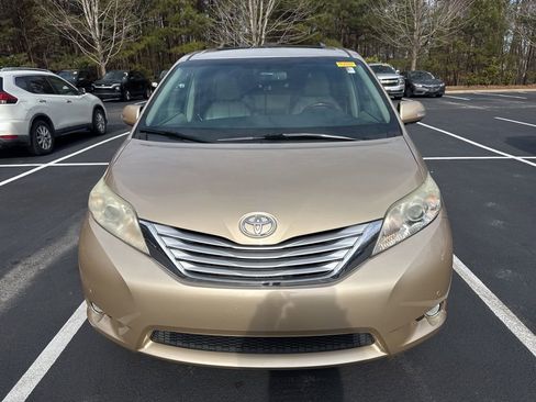 Used 2013 Toyota Sienna Limited image 18