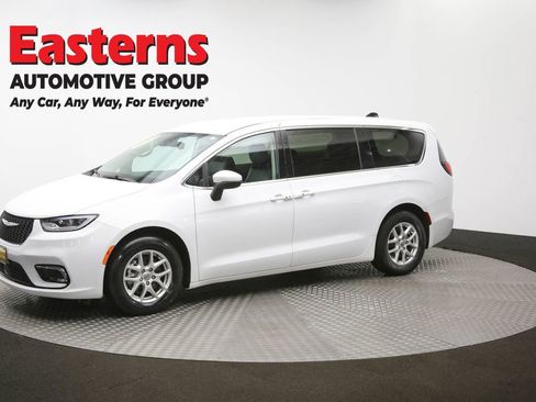 Used 2023 Chrysler Pacifica Touring-L image 56