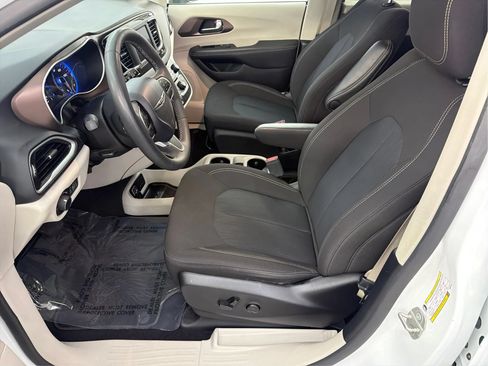 Used 2023 Chrysler Voyager LX FWD image 13