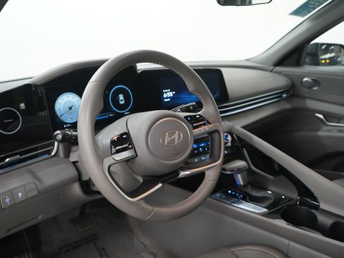 Used 2025 Hyundai Elantra SEL FWD image 23