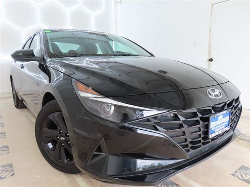 Used 2023 Hyundai Elantra SEL FWD image 2