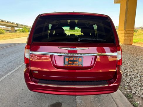 Used 2014 Chrysler Town & Country Touring FWD image 4