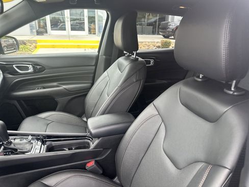 Used 2023 Jeep Compass Limited image 15