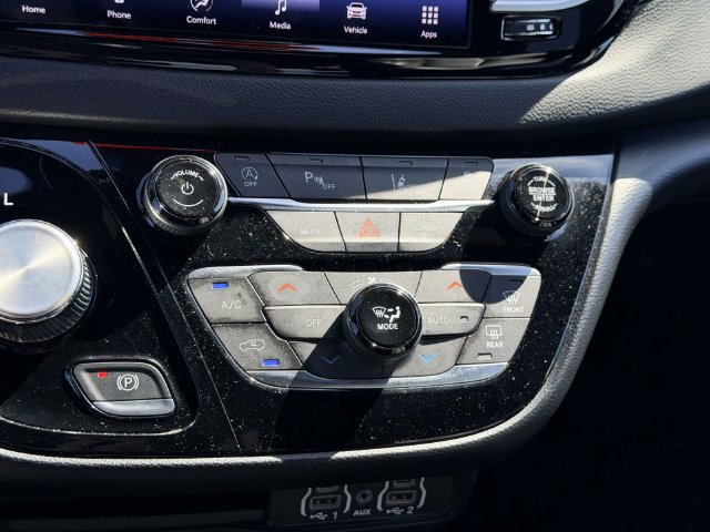 Used 2025 Chrysler Pacifica Select FWD image 21