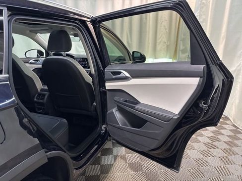 Certified 2025 Volkswagen Taos SE w/ Panoramic Sunroof Package image 32