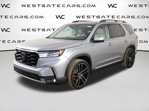 Used 2025 Honda Pilot Touring image 1