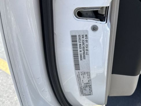 Used 2023 Chrysler Pacifica Touring-L FWD image 9