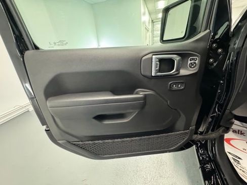 Used 2024 Jeep Gladiator Sport image 11