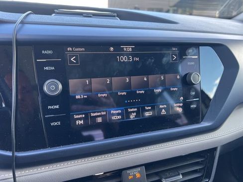 Used 2024 Volkswagen Taos SE w/ Panoramic Sunroof Package image 8