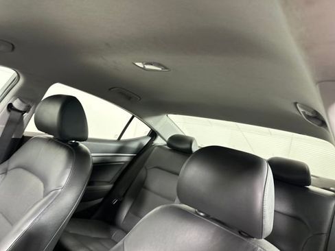 Used 2017 Hyundai Elantra Limited image 12