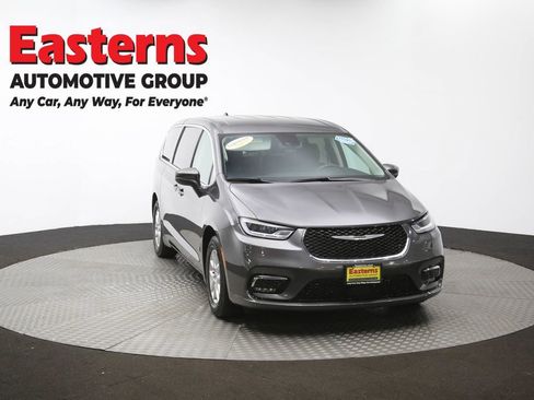 Used 2023 Chrysler Pacifica Touring-L image 55