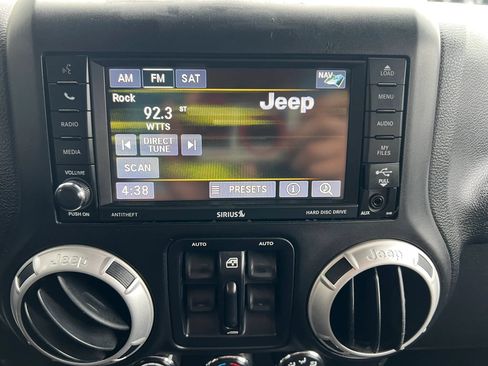 Used 2014 Jeep Wrangler Unlimited Sahara w/ Dual Top Group AWD/4WD image 21