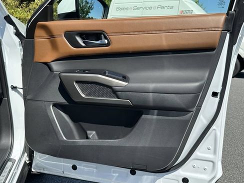 Certified 2025 Nissan Pathfinder Platinum FWD image 16