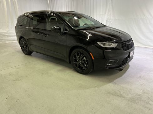 Used 2025 Chrysler Pacifica Limited image 2