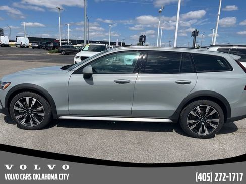Used 2025 Volvo V60 B5 Cross Country Ultra AWD/4WD image 8