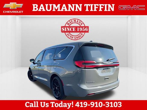 Used 2023 Chrysler Pacifica Touring-L image 11