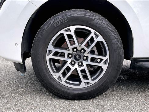 Used 2025 Ford Expedition Active AWD/4WD image 9