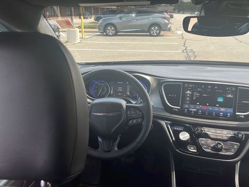 Used 2023 Chrysler Pacifica Limited w/ Uconnect Theater Family Group AWD/4WD image 24