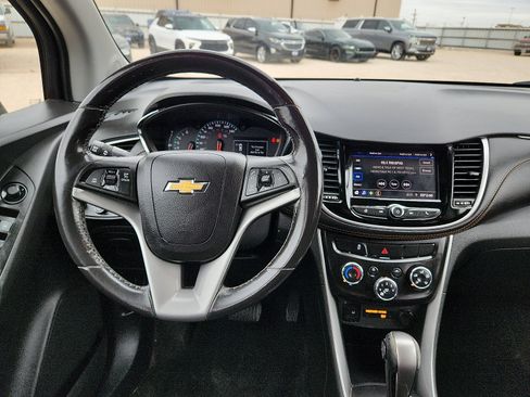 Used 2022 Chevrolet Trax LT w/ LT Convenience Package image 10