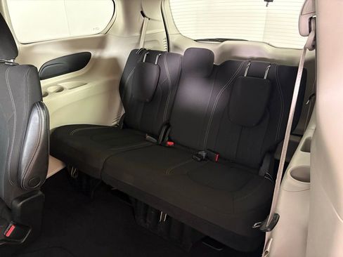 Used 2023 Chrysler Voyager LX image 40