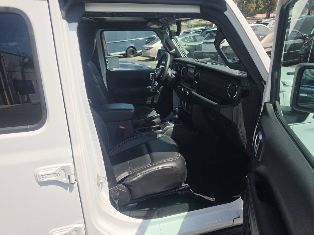 Used 2023 Jeep Wrangler Unlimited Sahara AWD/4WD image 5