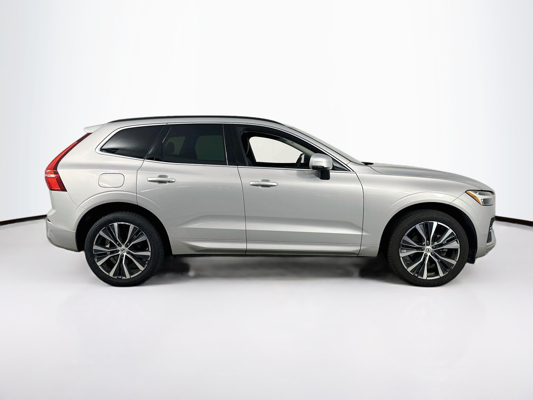 Used 2022 Volvo XC60 B5 Momentum w/ Protection Package Premier FWD image 4