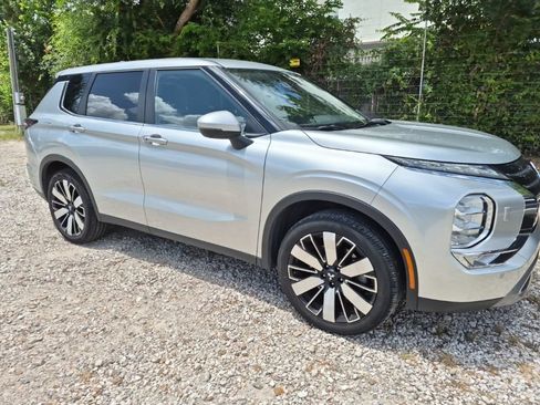 Used 2025 Mitsubishi Outlander SE AWD/4WD image 4