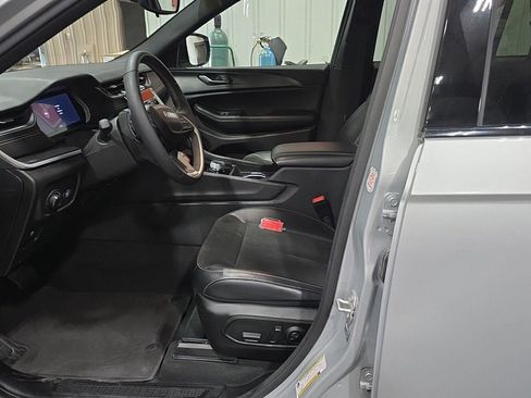 Used 2024 Jeep Grand Cherokee Altitude image 8