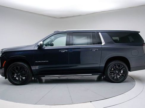 Used 2025 Chevrolet Suburban Premier image 2