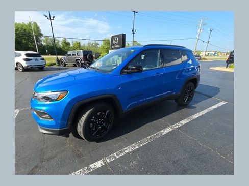Used 2025 Jeep Compass Latitude w/ Altitude Special Edition AWD/4WD image 1