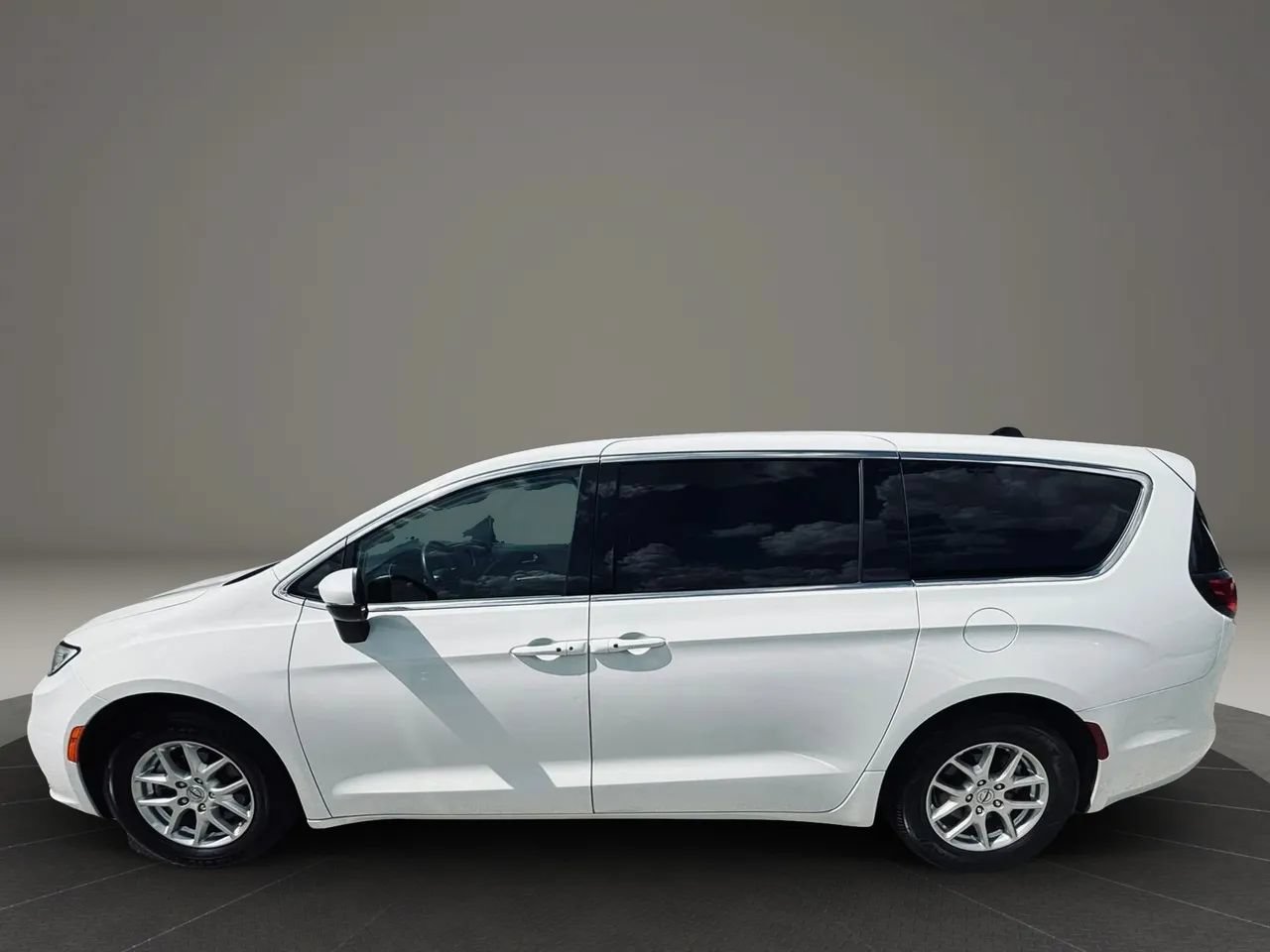 Used 2023 Chrysler Pacifica Touring-L FWD image 2