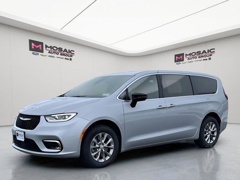 New 2026 Chrysler Pacifica Select image 3