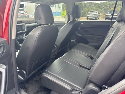 Used 2021 Volkswagen Tiguan SE w/ Panoramic Sunroof Package FWD image 9