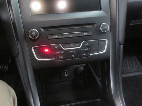 Used 2018 Ford Fusion SE w/ Equipment Group 201A FWD image 35