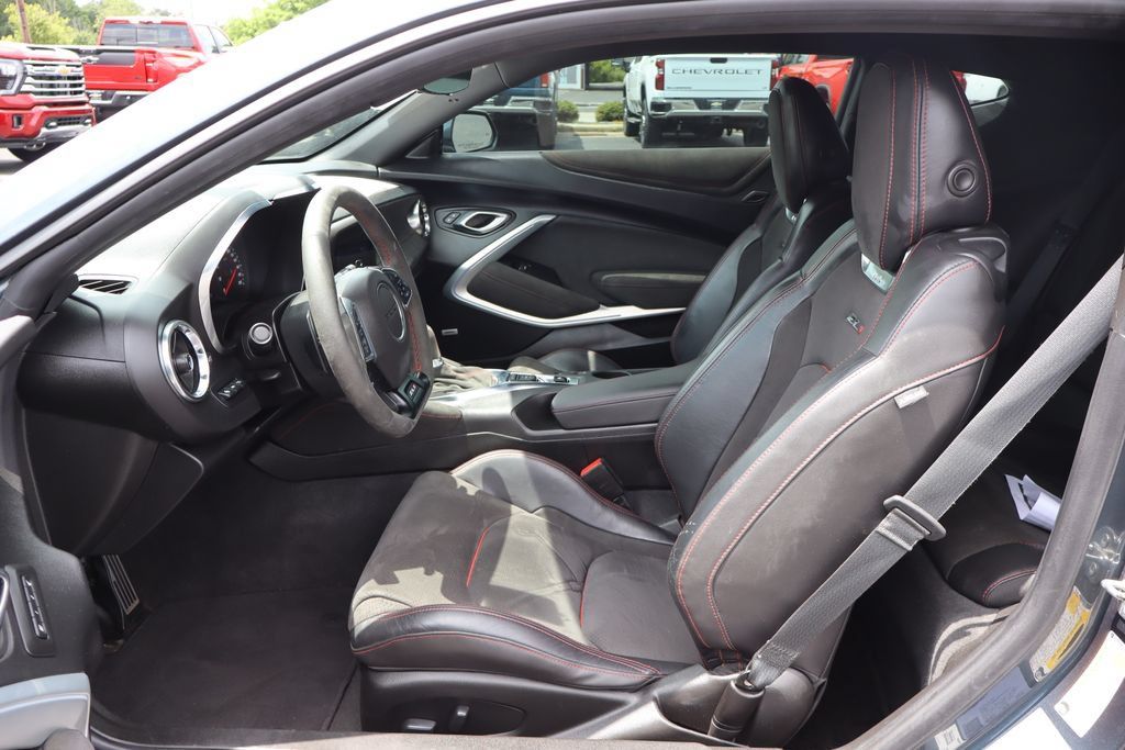 Used 2022 Chevrolet Camaro ZL1 RWD image 4