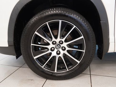 Used 2018 Toyota Highlander SE image 17