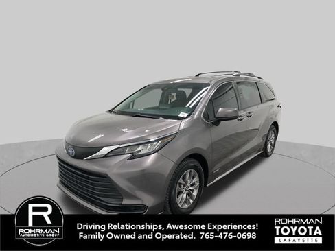 Used 2021 Toyota Sienna LE w/ LE Plus Package FWD image 2