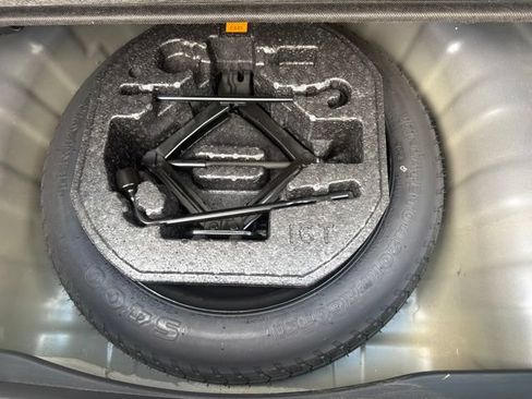 Used 2024 Hyundai Venue Limited FWD image 22