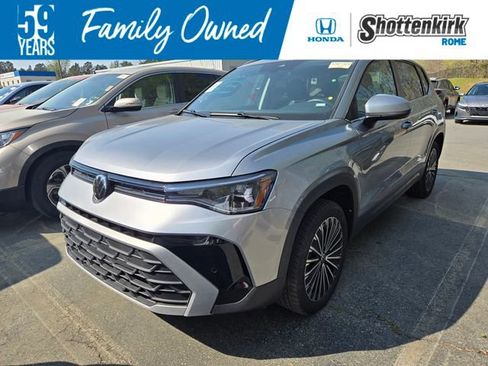 Used 2025 Volkswagen Taos SE image 1