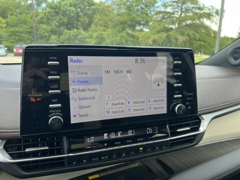 Used 2024 Toyota Sienna Platinum FWD image 21